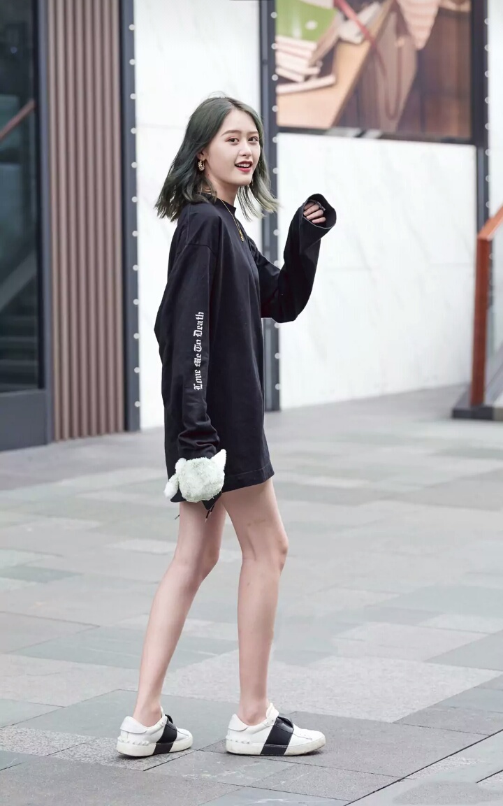 街拍校园女大学生虽然穿的成熟但是也很漂亮