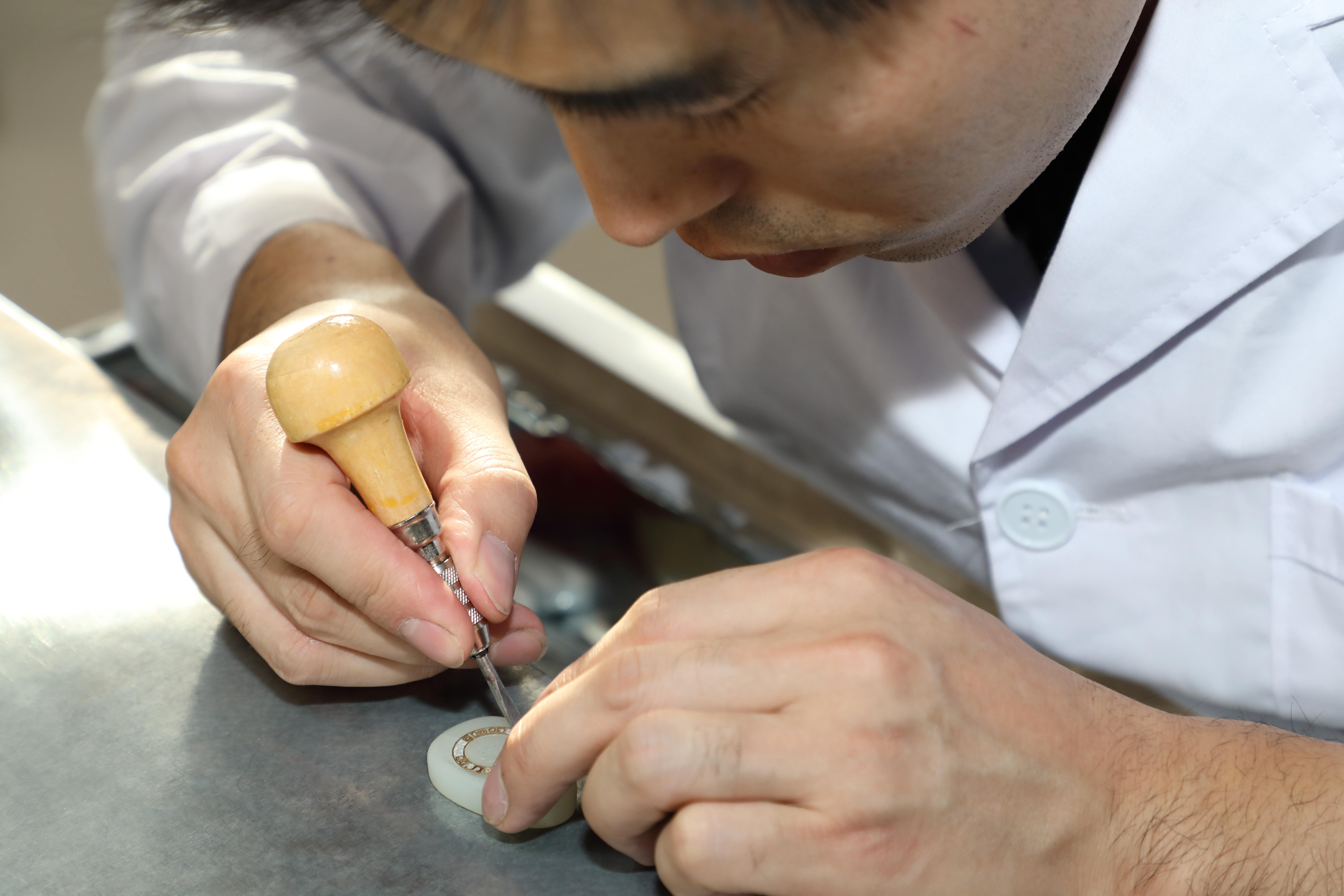 工作人员制作金银错饰品 在这里,该公司还邀请了洪新华,袁新根,赵敏