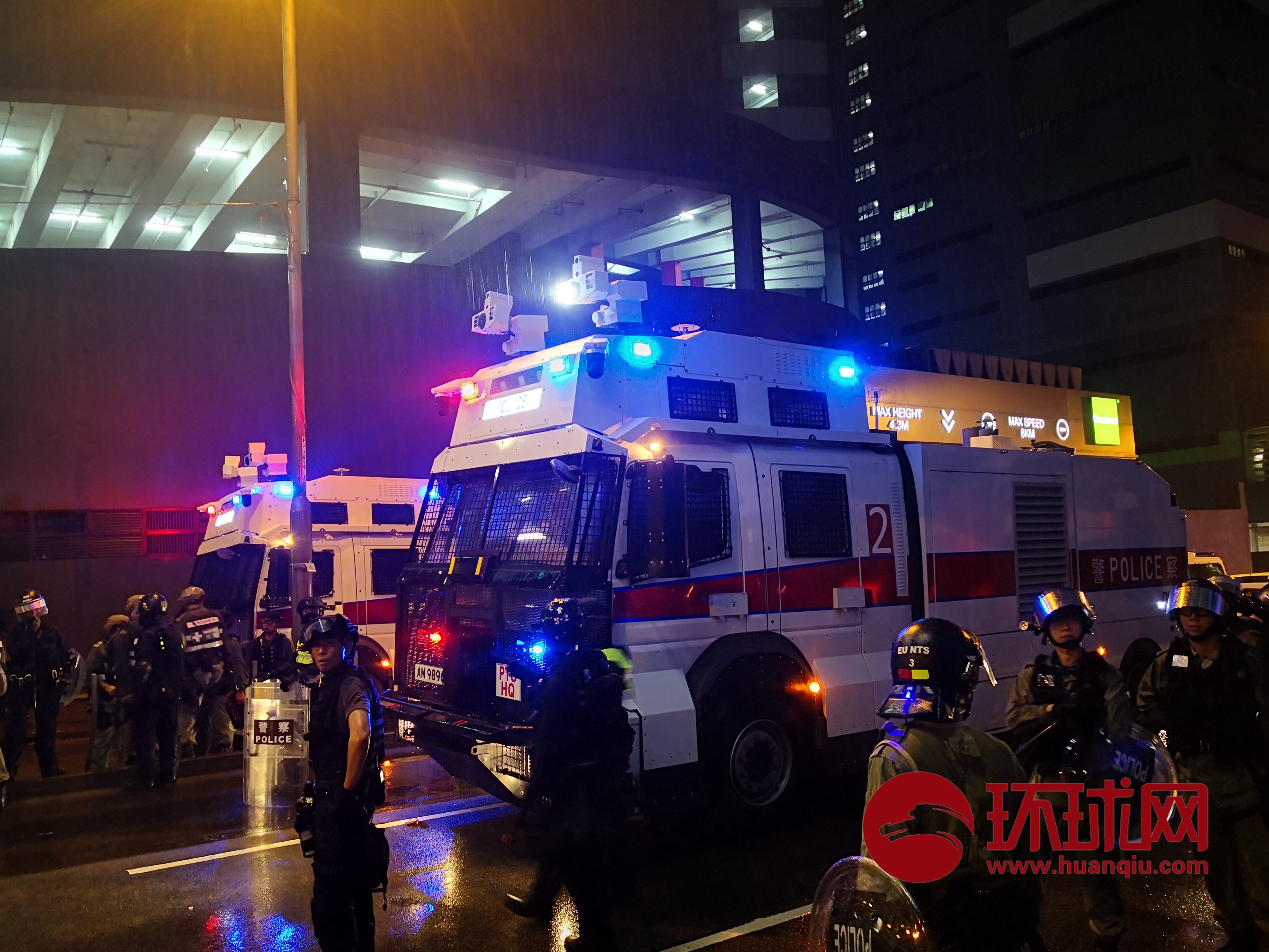 香港警方首次出动水炮车,两辆水炮车驱散荃湾非法示威者