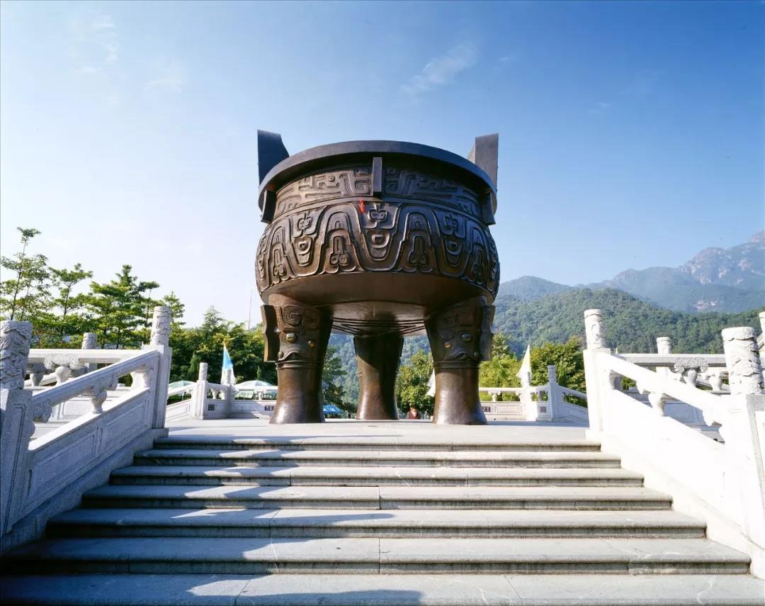 九龙宝鼎位于肇庆市的"新鼎景区", 在宽阔的广场中有一座九龙宝鼎, 鼎