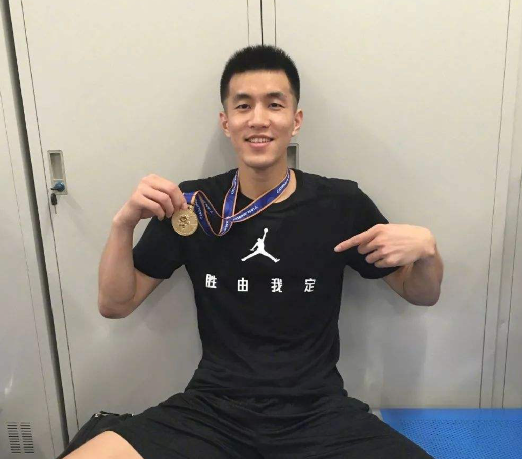 郭艾伦只打13分钟五犯毕业 评论区炸了