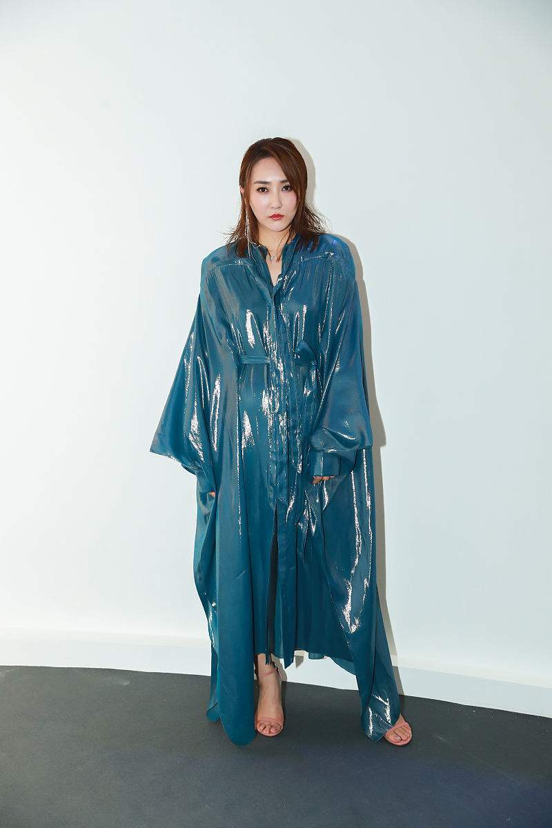 2019北京时装周星装:高姝瑶oversize漆皮衬衫裙 一字凉鞋明艳吸睛