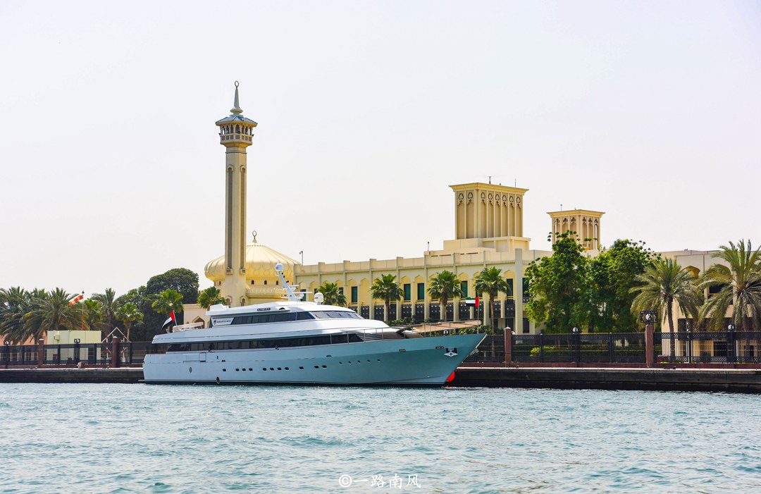 坐船的渡口叫dubai marina码头,这里的渡船造型古朴,大多数并不是观光