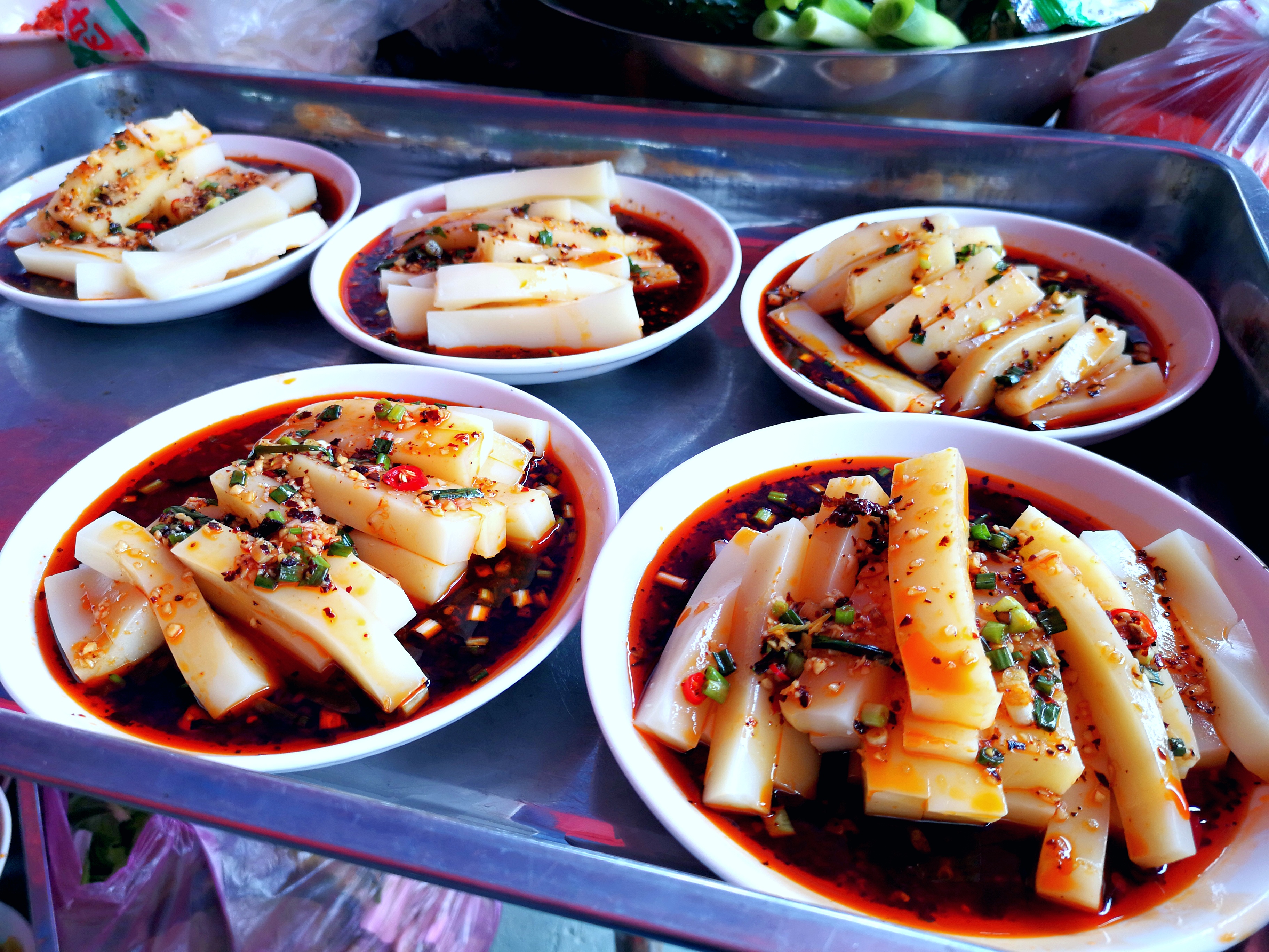 切好的凉菜,放在盆里入味,只等一声令下就可以装盘上席.