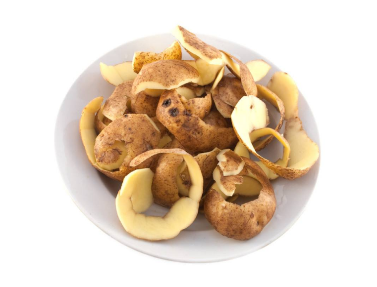 红薯皮,吃红薯皮会伤肝脏,红薯皮中含有过多的碱性,吃多了会肠胃不适.