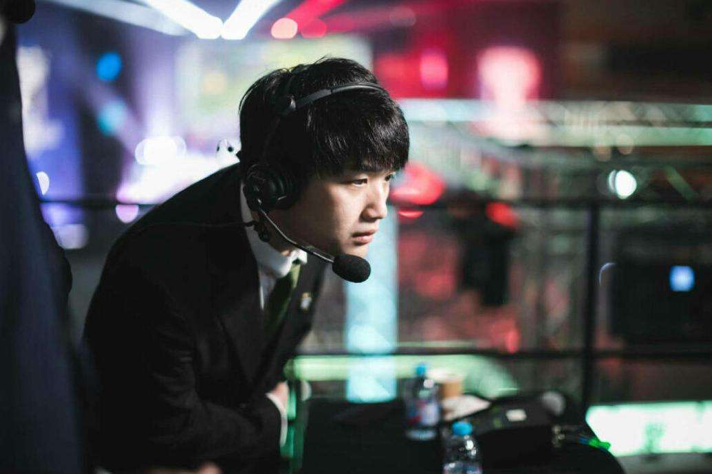 lol:卷毛情人节晒结婚证,微笑默默回复4个字,遭到网友疯狂gank