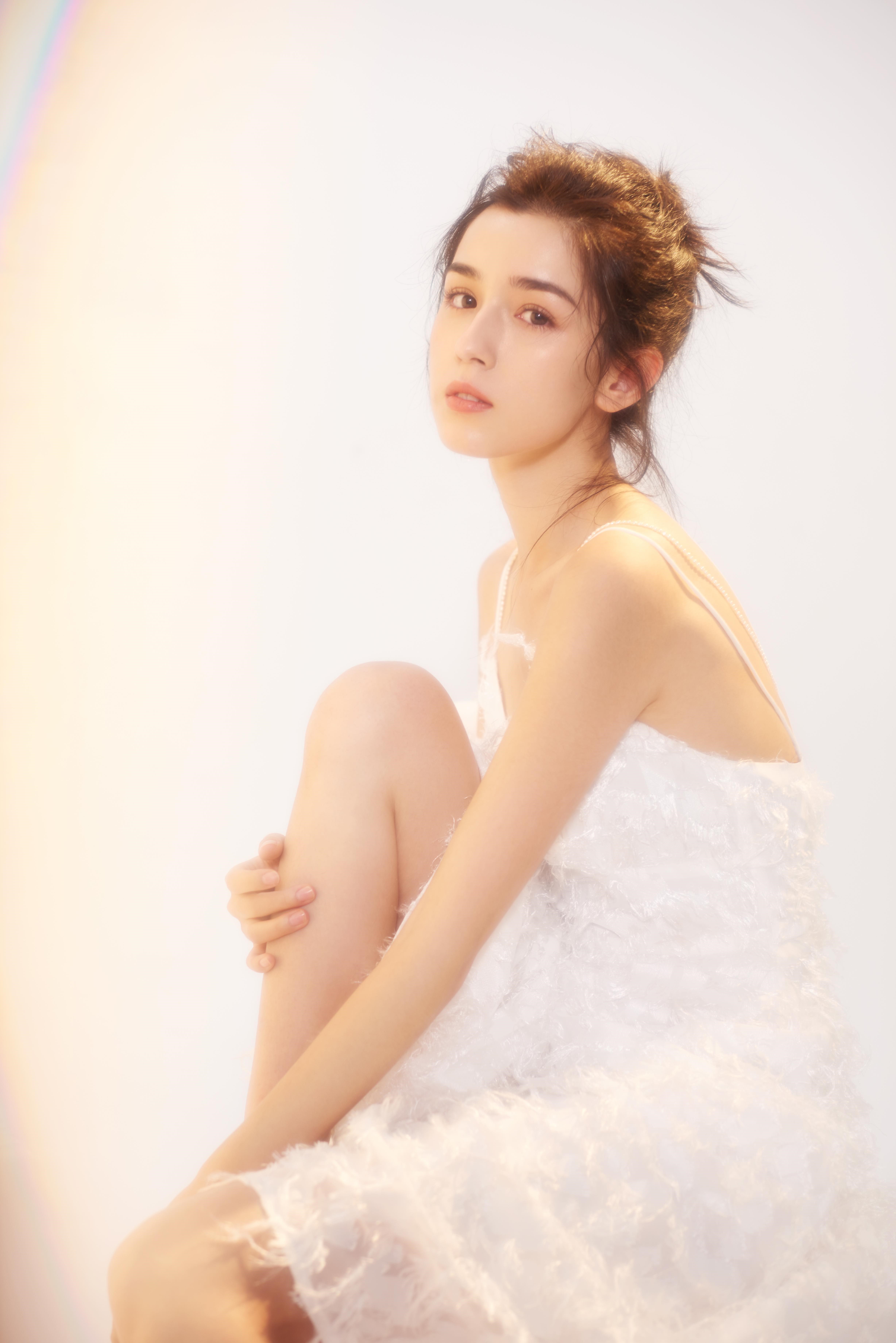 "超新星"哈妮克孜最新写真 小仙女变身"冷酷哈"