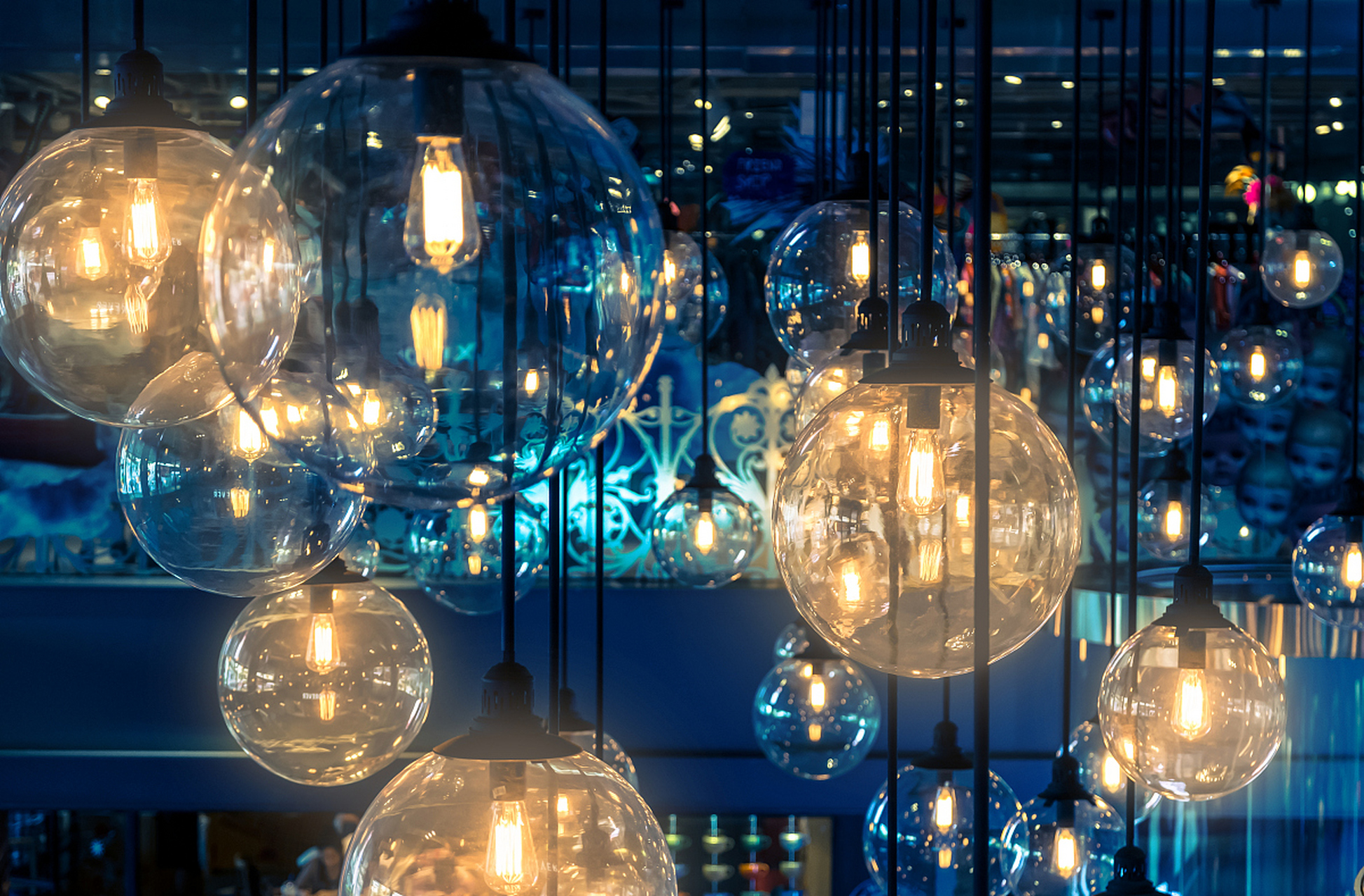 使用柔和的暖色灯光:选择暖色调的灯光,如黄色的软光灯或暖白色的edd