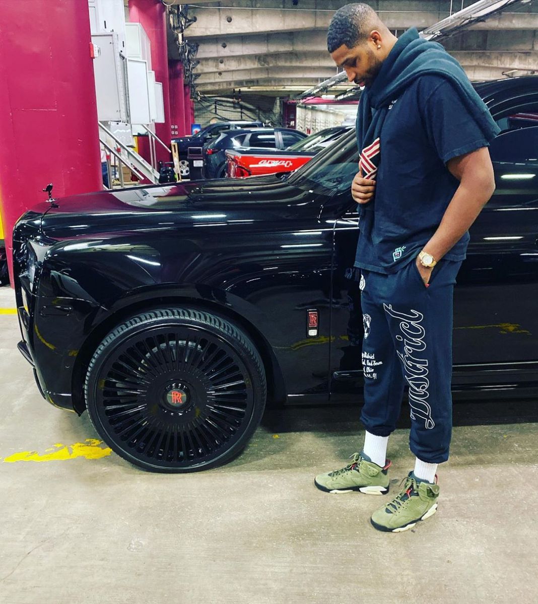 人生赢家!汤普森更新社媒展示自己身伴豪车的帅照