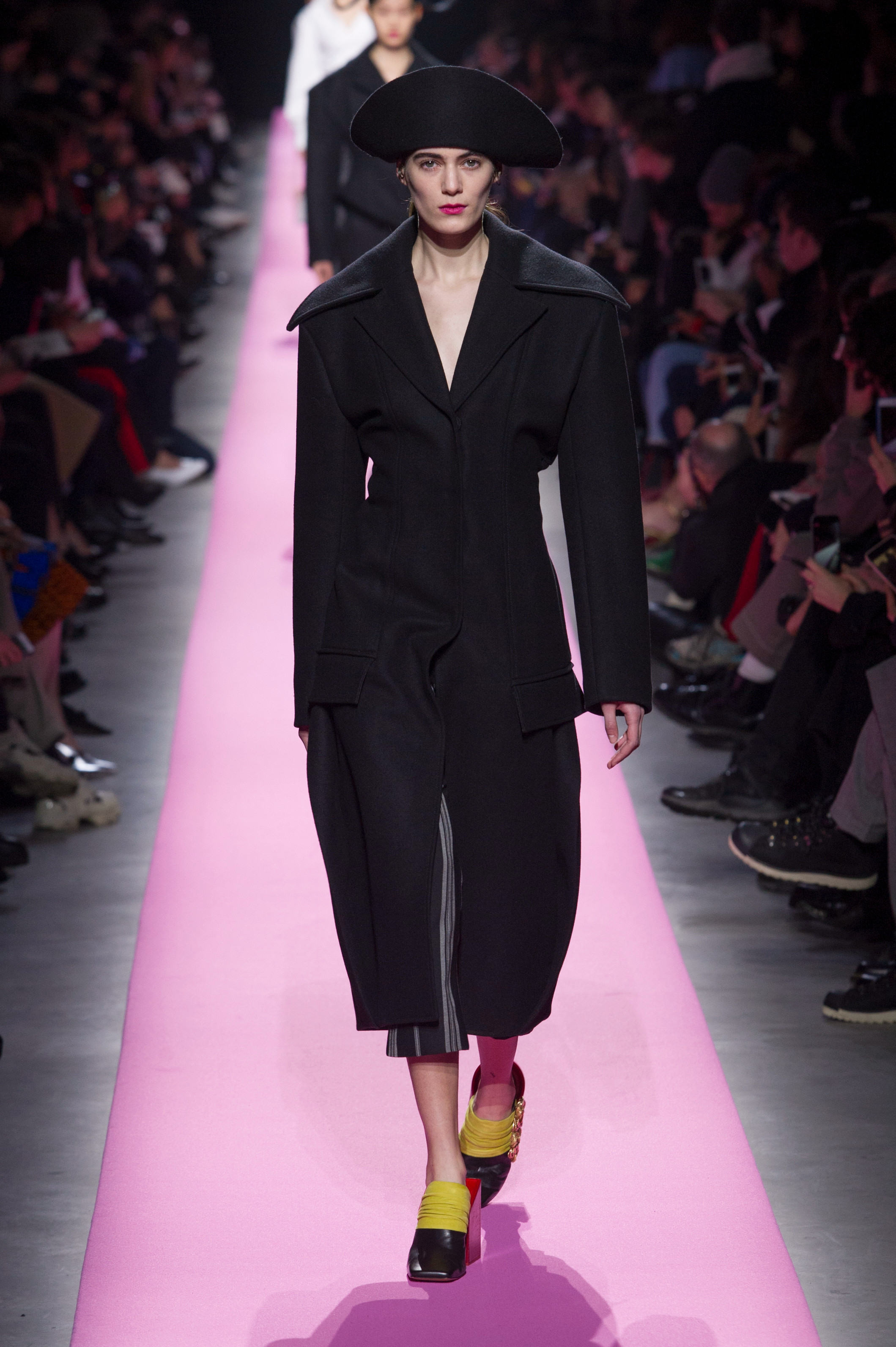 她的衣服以黑色为主,有一种说不出的美感,她变得更美了