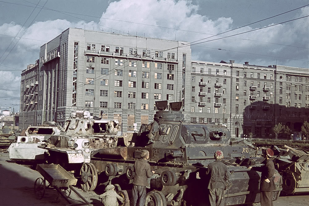 纳粹占领下的乌克兰,德军士兵在街头维持着交通和治安!
