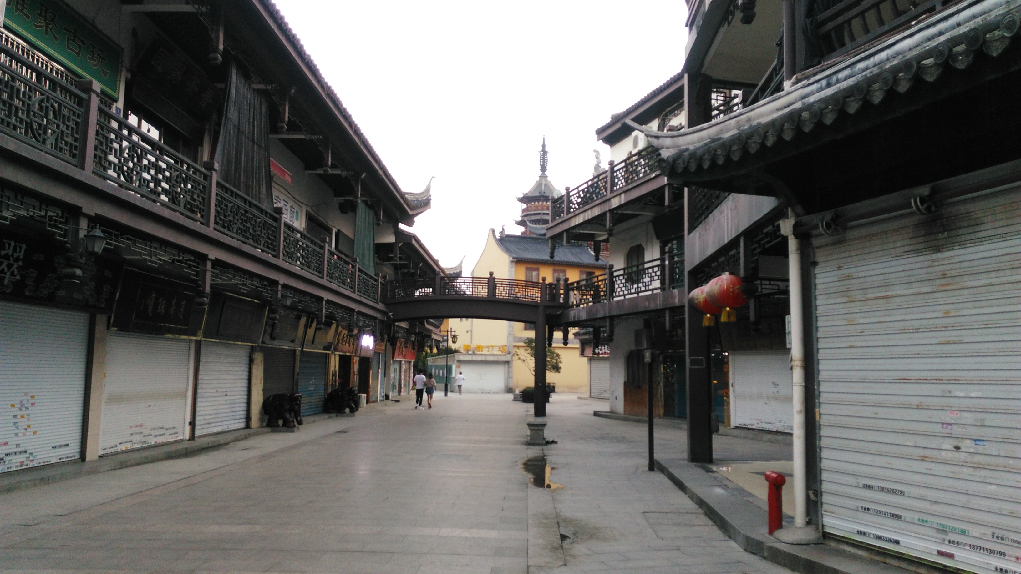无锡妙光街实拍,不少店铺已关门,是因为天色已晚吗?