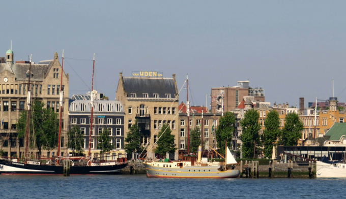 鹿特丹(rotterdam)是荷兰第二大城市,位于欧洲莱茵河与马斯河汇合处.