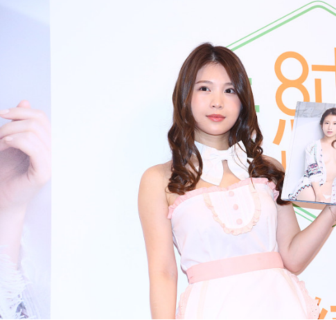 "鸡排妹"郑家纯着女仆装会粉丝,露香肩撩裙摆拍送"宅男福利"