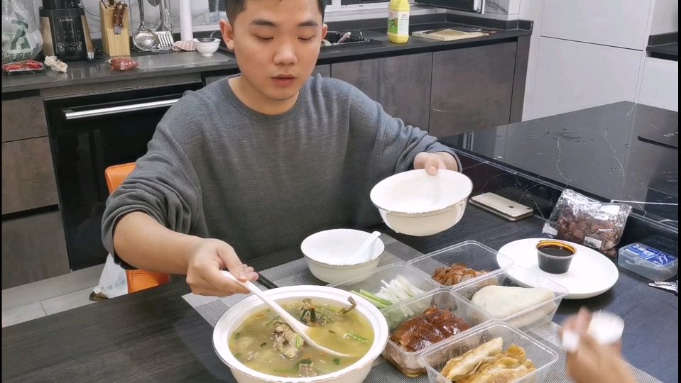 168买只北京烤鸭,做“鸭架冬瓜汤”春饼卷鸭肉,来口汤,舒服