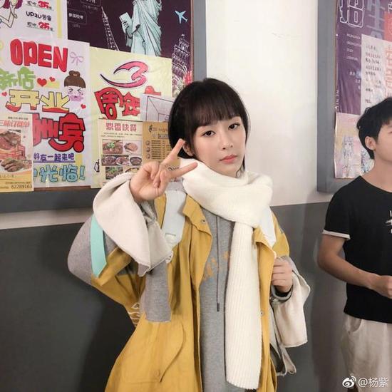 杨紫吐槽 大热天拍冬装戏一脸无奈 五官精致好似洋娃娃