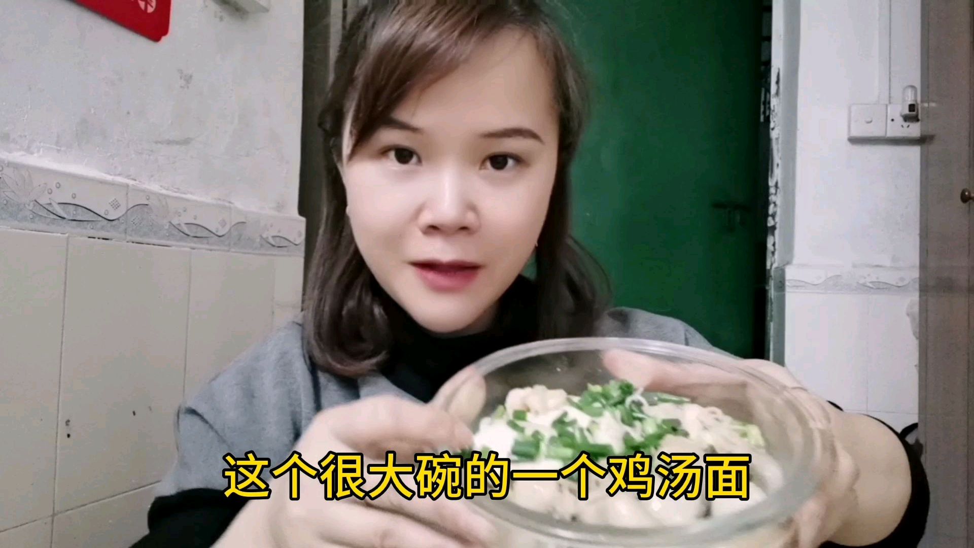 广东妹子煮的鸡汤面,做法有些奇怪!大家见过吗