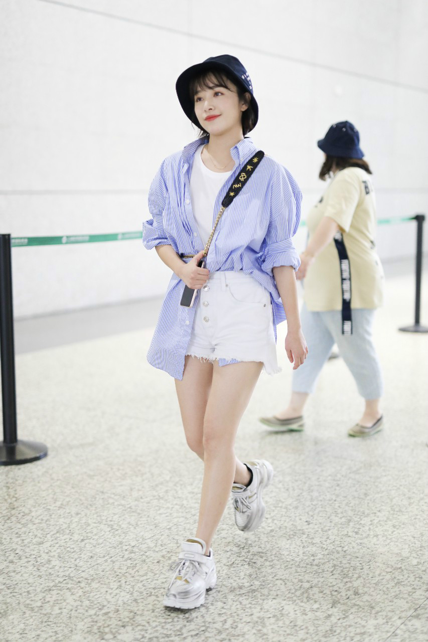 阚清子穿条纹衬衫搭配白色短裤现身机场,戴黑色渔夫帽皮肤白嫩!
