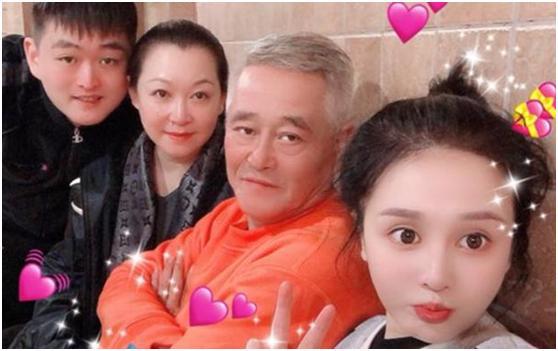 看看赵本山前妻儿子,再看看他现妻儿子,网友:差距真是太大了