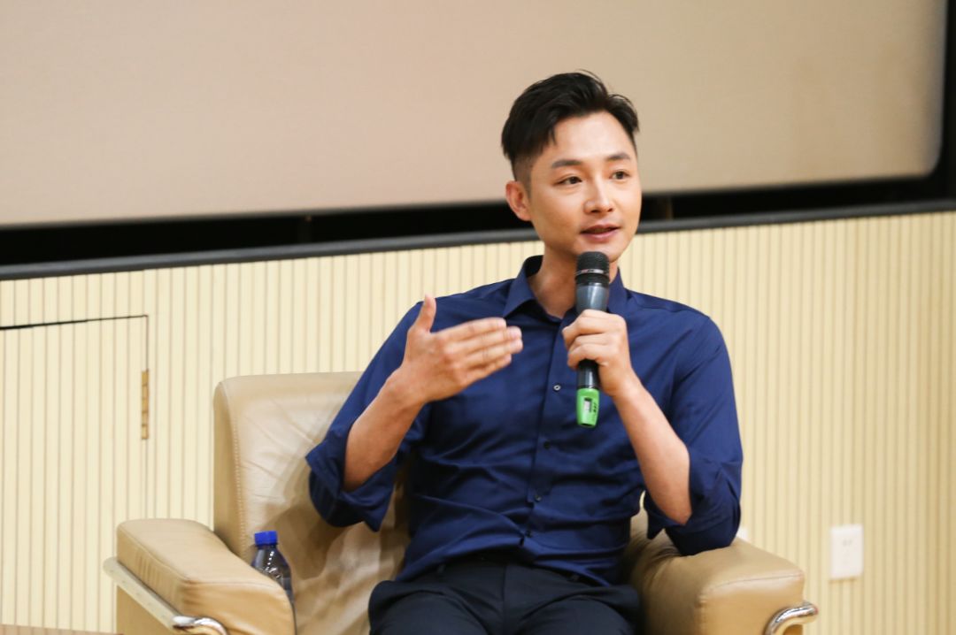 央视两大"国脸"近照对比,看这个被岁月遗忘的男人