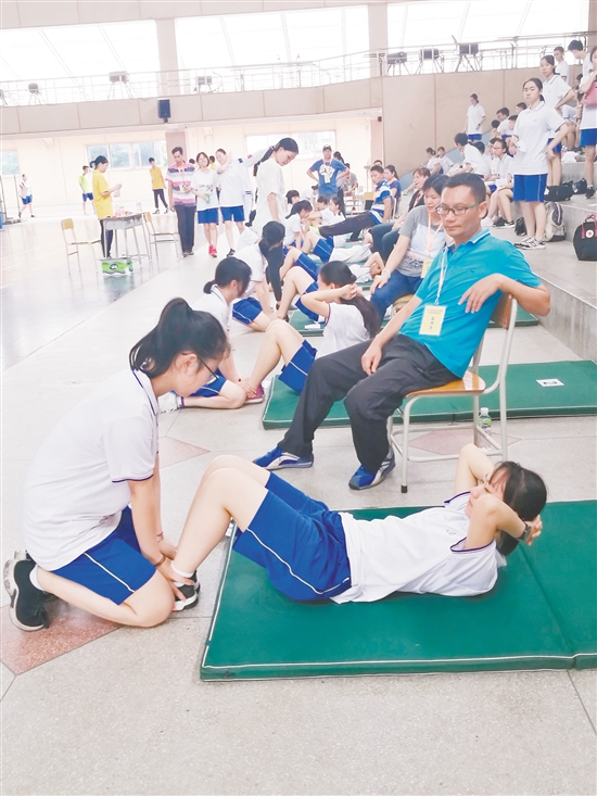 中考仰卧起坐的正确做法(中考仰卧起坐技巧教学视频)