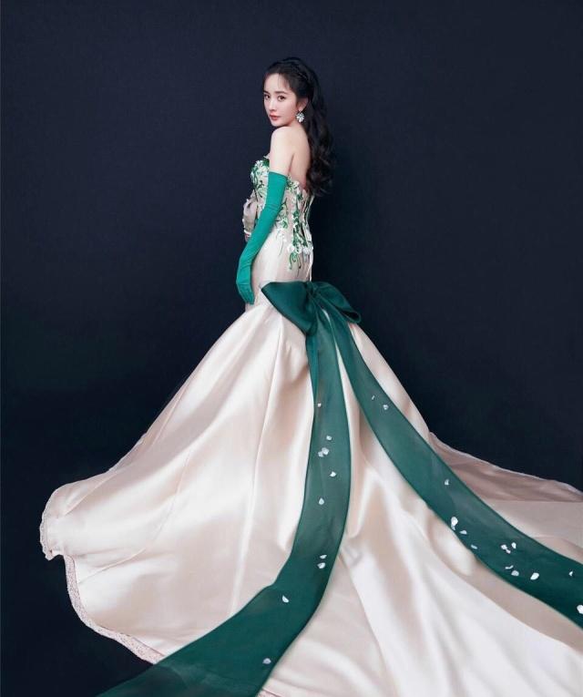 杨幂新发型太甜了,搭配一件美人鱼长裙,美到让人心动