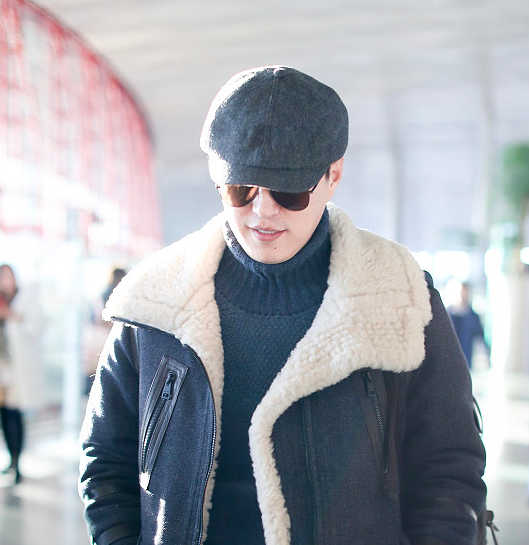 "老干部"靳东戴墨镜现熟男魅力,穿皮衣似帅气侦探时髦保暖!