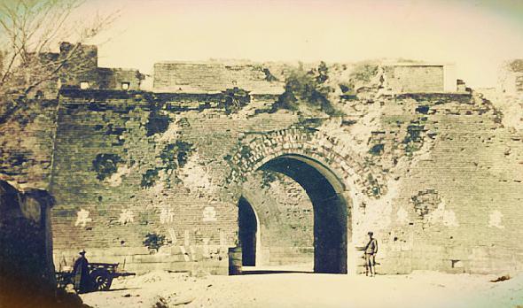 珍贵老照片:七七事变后的宛平城门,木质门楼被炸飞