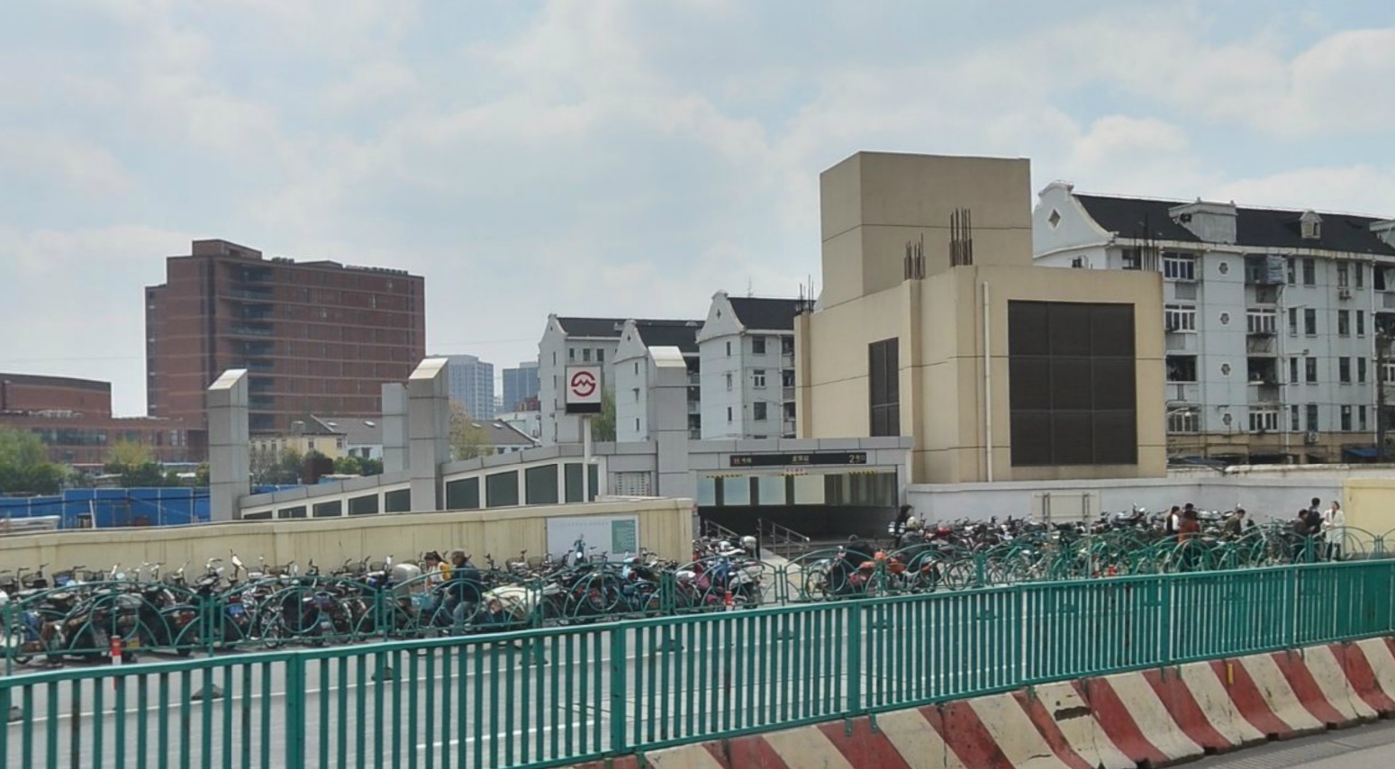 上海地铁11号线和12号线龙华路已实现换乘,东侧仍在大规模施工