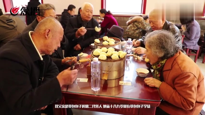 这就是山东丨包子要用荷叶装,草包包子里有老济南味道