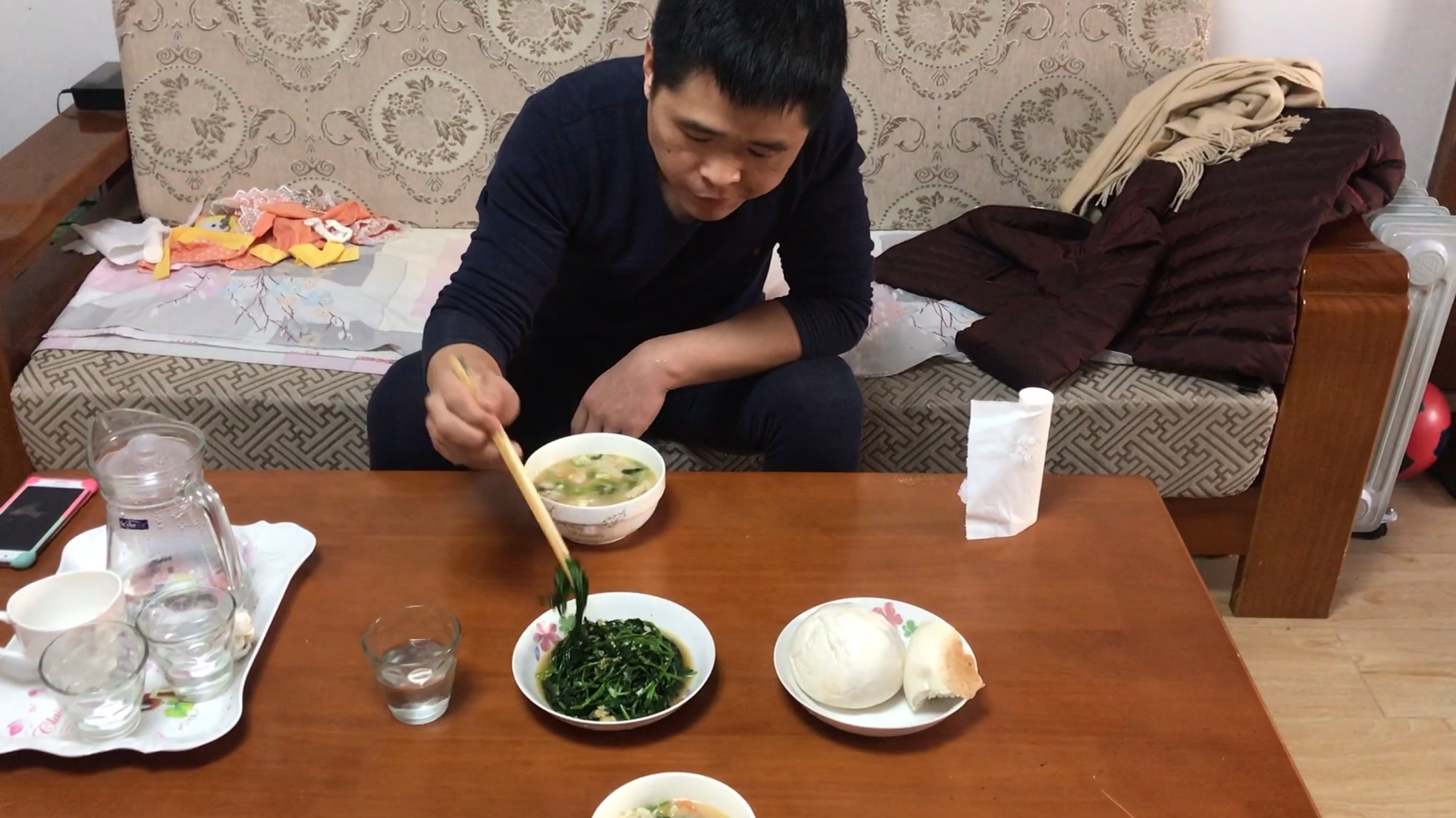 郝先生今天做的西红柿鸡蛋汤凉拌菠菜,在有点粉丝就更完美了
