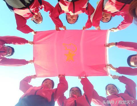 山东阳信:小学生与少先队旗合影 气势恢宏如大片