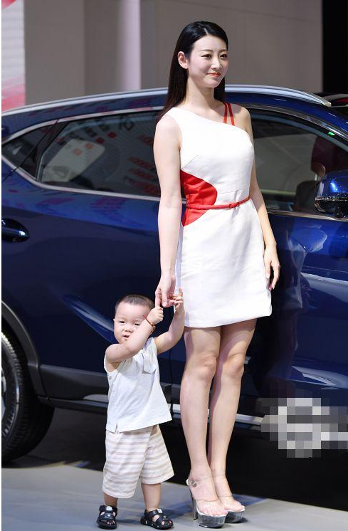 【街拍:车展模特带孩子上阵?图5丰满微胖人妻型!最想娶她!】