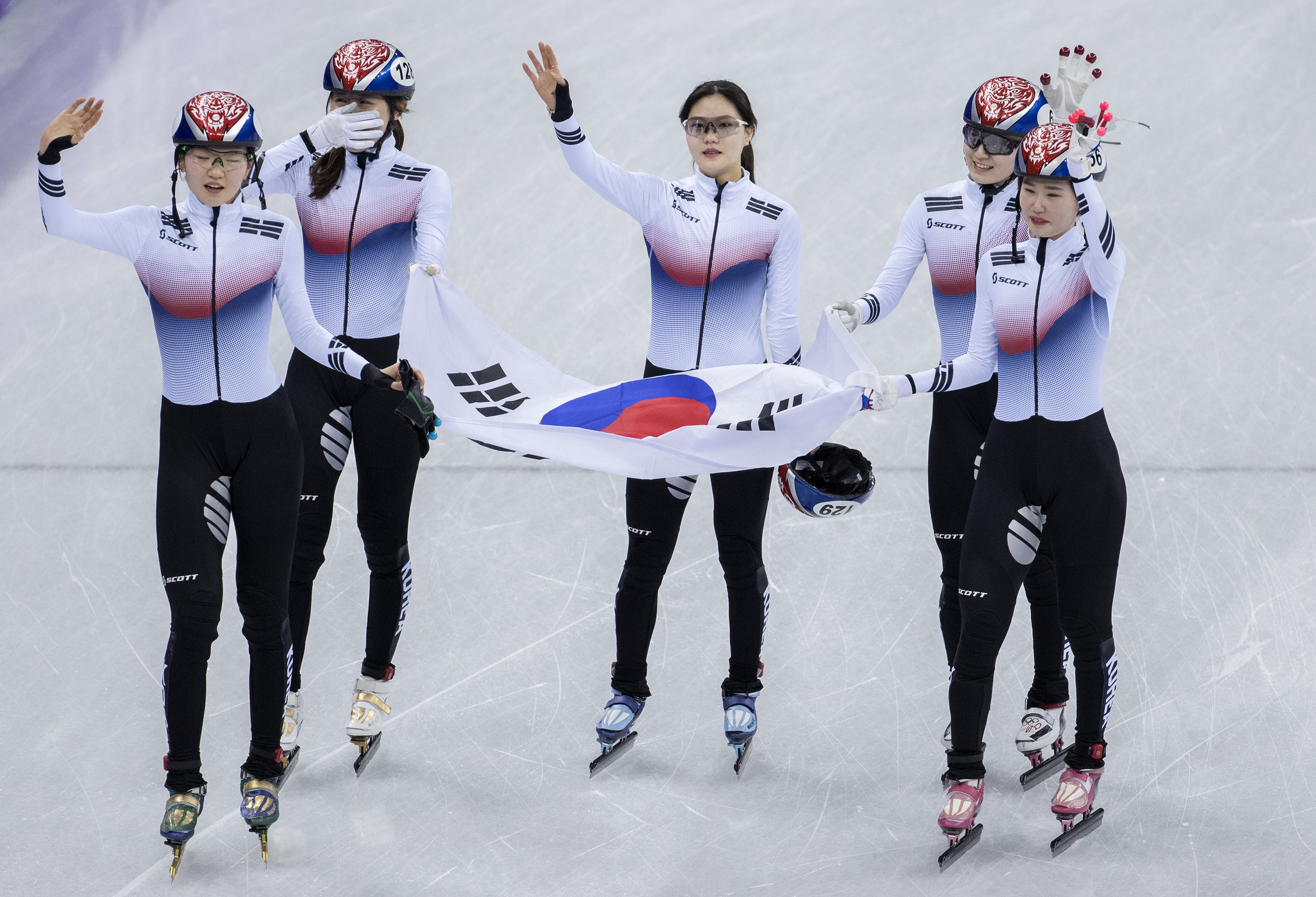 (冬奥会)(11)短道速滑——女子3000米接力:韩国队夺冠