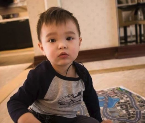 马雅舒的混血儿子,3岁爱登帅气十足,颜值超高不输刘烨家诺一