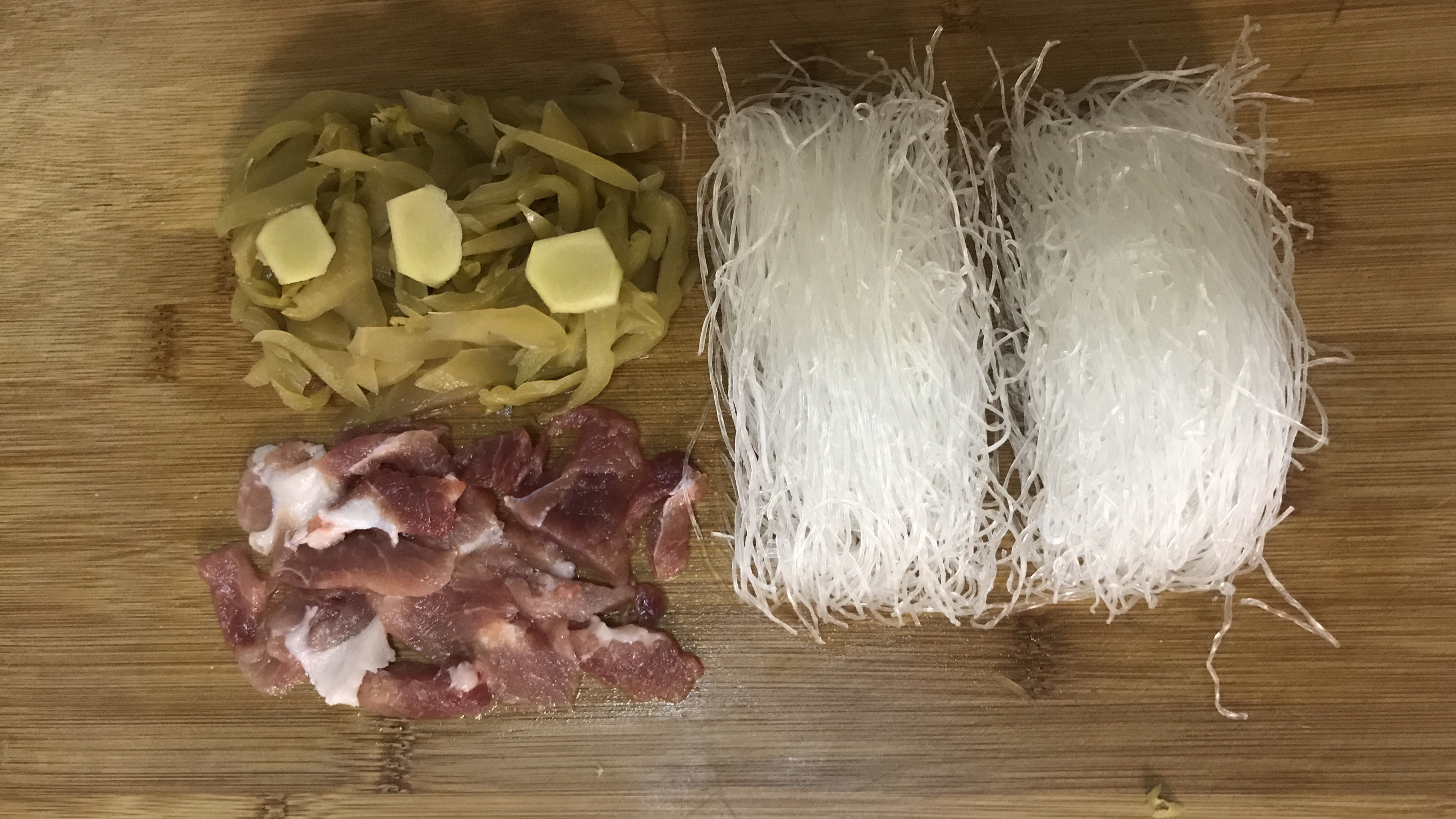 别再吃方便面啦,来碗咸菜肉片汤粉丝,简单美味,一大碗吃光光