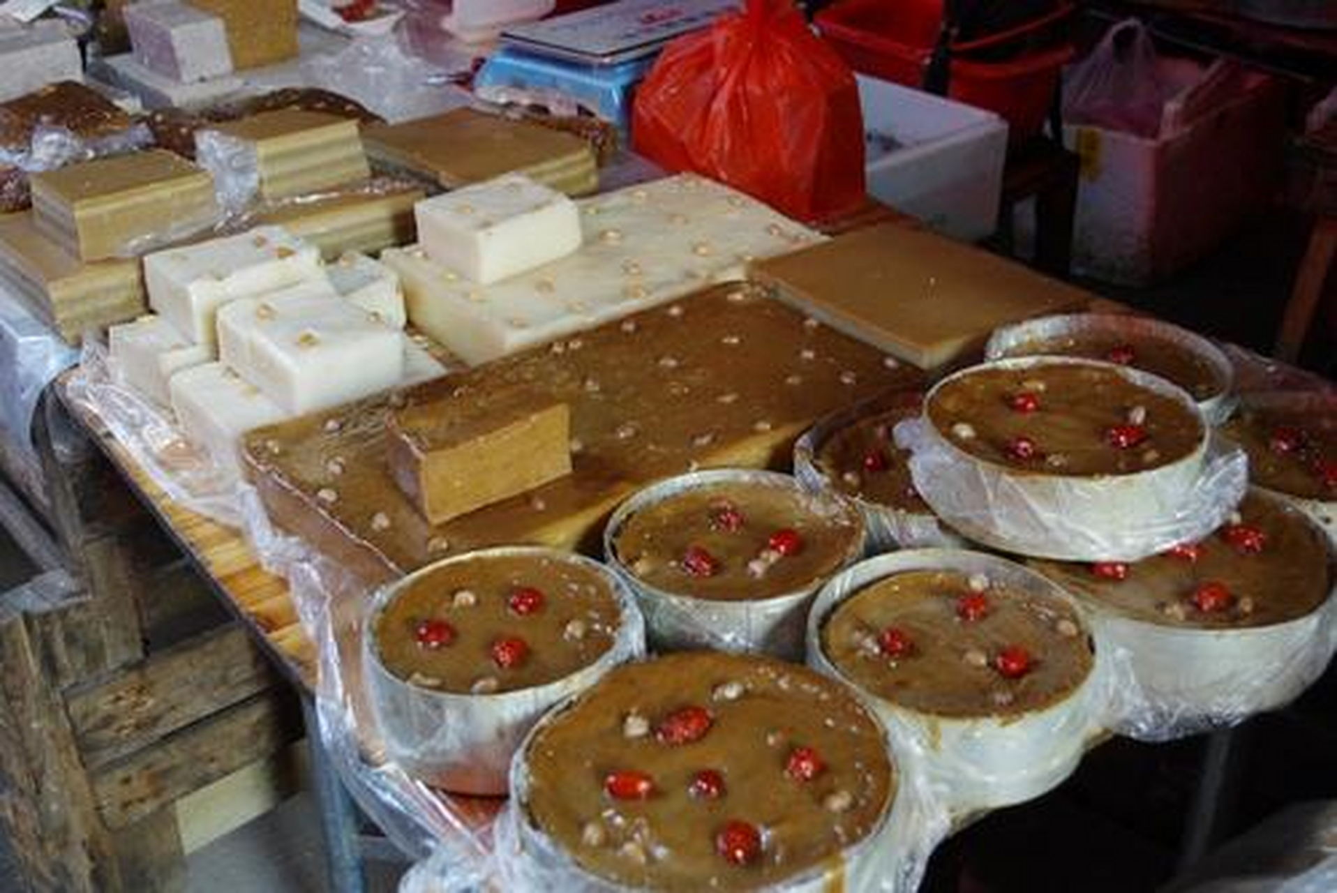 年糕是汉族传统食物,是用黏性大的米或米粉蒸成的糕,是农历年的应时