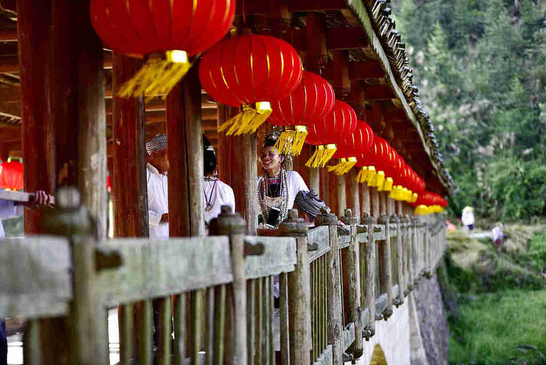 贵州黔东南,从江县高增乡小黄村风雨桥长廊挂满红灯笼.