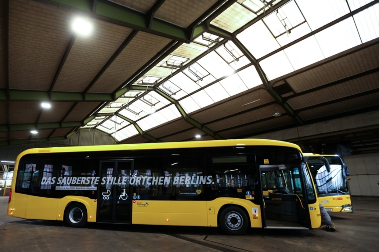 德国柏林,一辆电动公共汽车驶离城市公共汽车维修站.