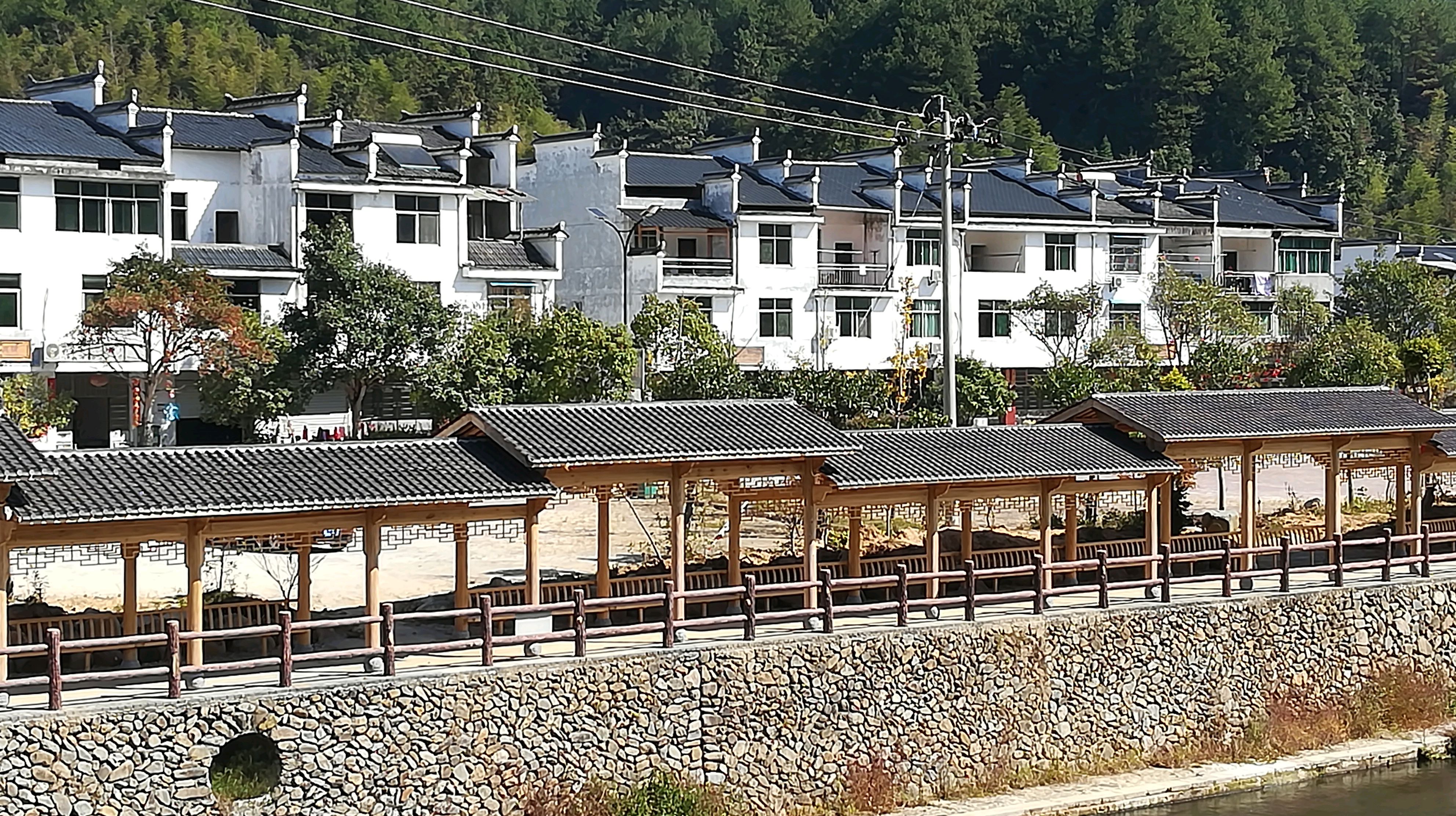 老家新农村一角