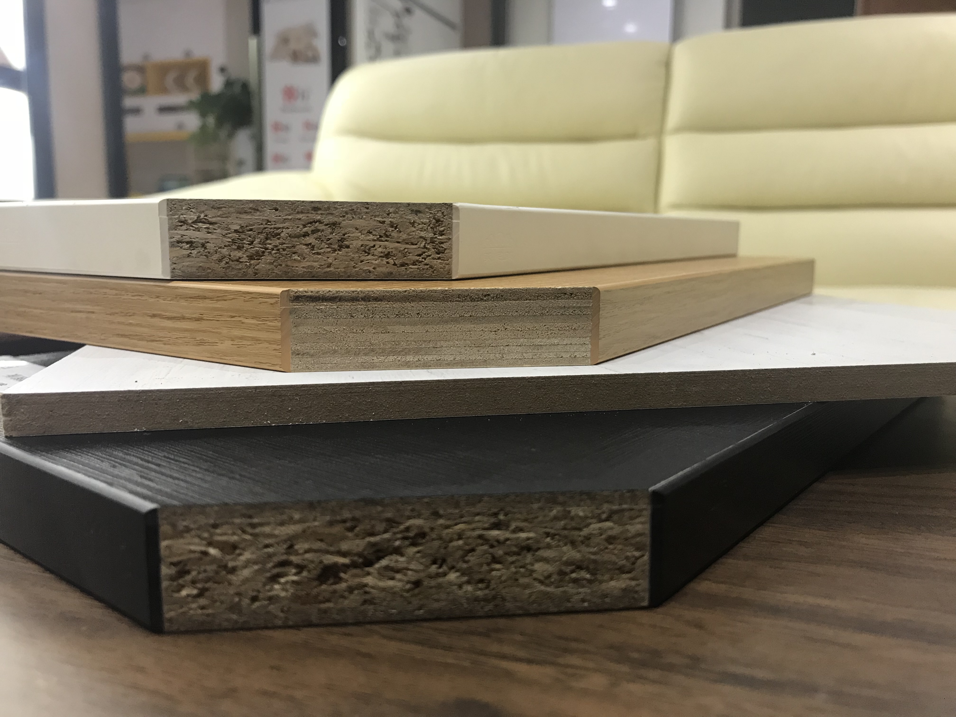 实木颗粒板的优点:环保耐用,防潮性能好,吸声隔音,品质稳定,表面平整
