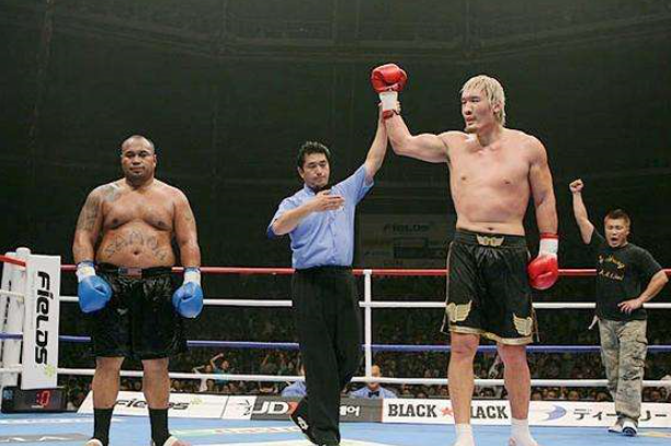 崔洪万被一龙一脚ko,却敢指着泰森鼻子挑衅?泰森直接认怂!