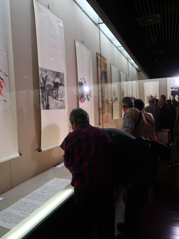 无锡首次为百岁健在画家办画展 朱枫百岁绘画艺术展开幕