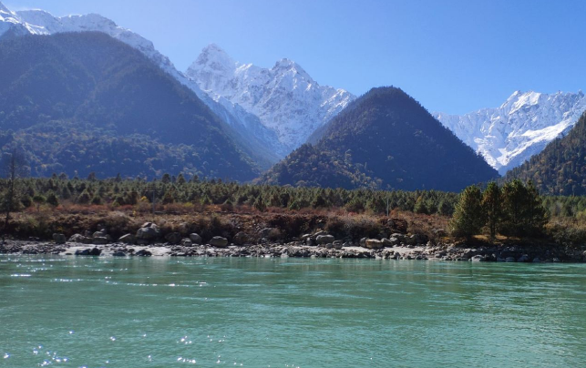 易贡错湖区周边气候温和湿润,土地肥沃,是西藏主要农业区