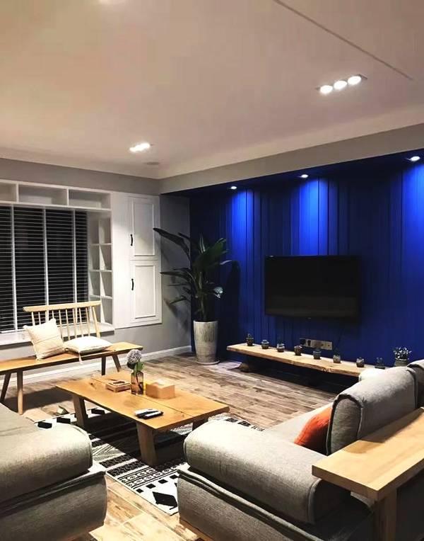 120平北欧三房,宝蓝色电视墙充满活力