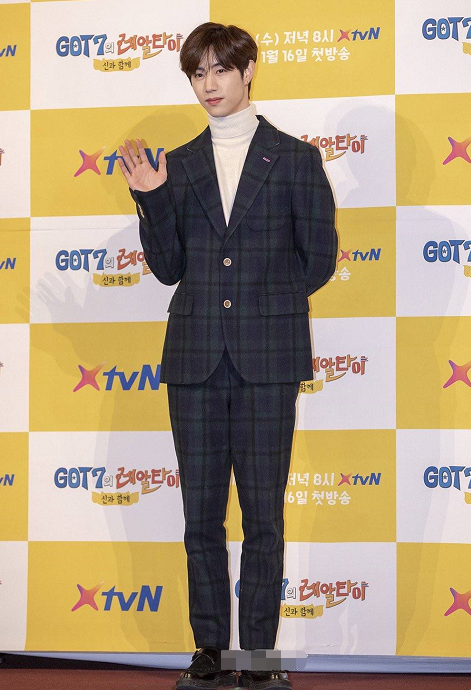 got7团综发布会:段宜恩西装尽显帅气温柔,不愧是全球最美面孔
