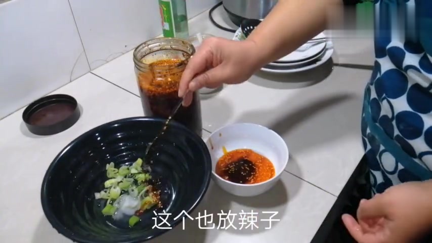 波姐今天做陕西农家土豆馅饺子,自制方皮这样包,一口一个比肉香