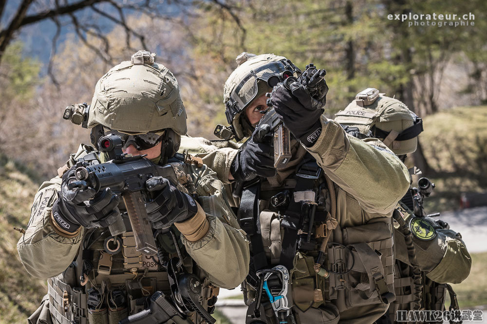 瑞士洛桑特警实战训练 盾牌手膂力惊人 看不见的训练成本最昂贵