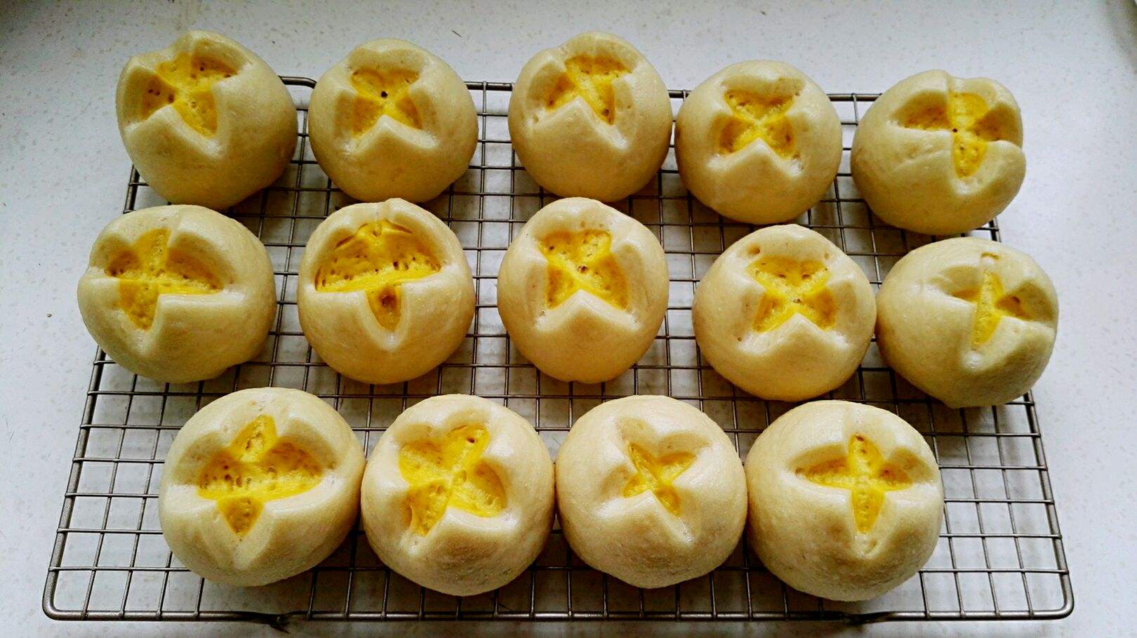 钟情于面食的东北人,馒头还有好几种花样,真的是长见识了