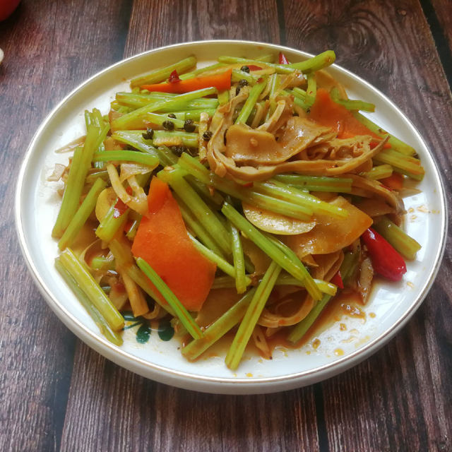 胡萝卜芹菜炒笋干,咸鲜入味,超级下饭